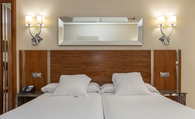 غرفة قياسية بسرير مزدوج أو سريرين منفصلين، Gran Hotel Corona Sol 1/4