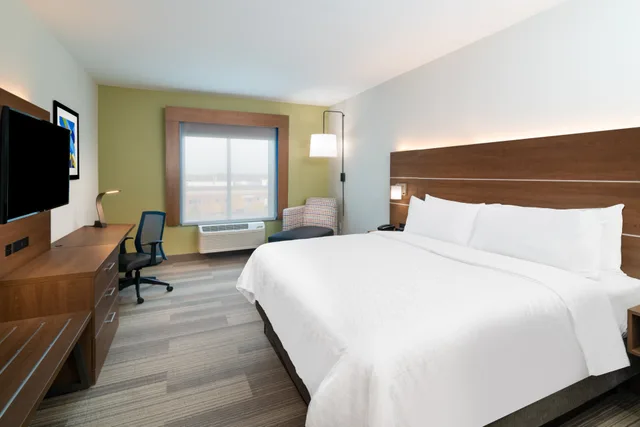 Leisure, King Bed، Holiday Inn Express Suites St Peters 1/3