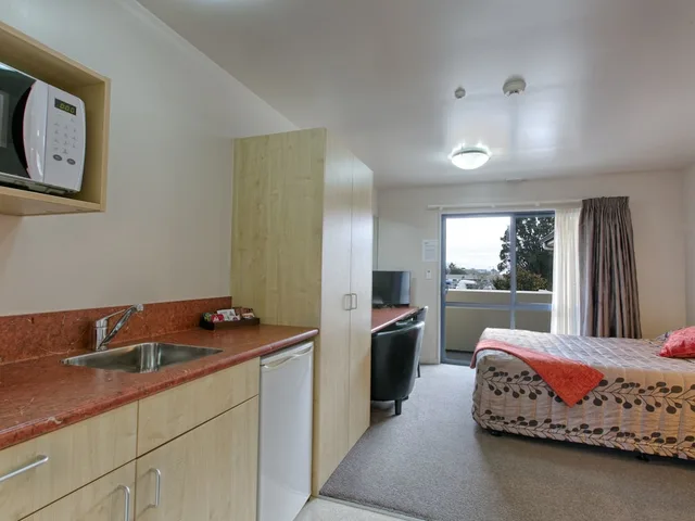 Studio, Triple, Twin Beds, 1 Queen and 1 Single Bed, Bella Vista Motel Hokitika 4/10