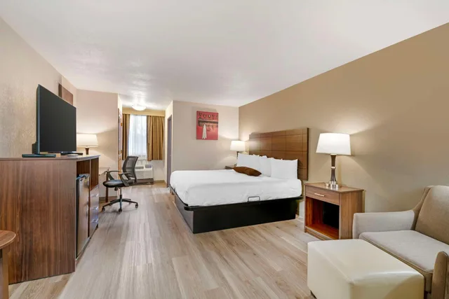 غرفة بسرير كينج مع أريكة لذوي الإعاقة، Best Western Green Bay Inn Conference Center 1/3
