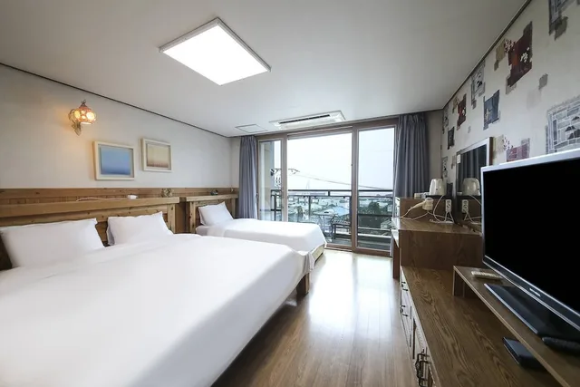 غرفة قياسية بسرير كوين وسرير فردي بإطلالة على البحر بغرفة نوم واحدة، Cheonjiyeon Hotel 8/10