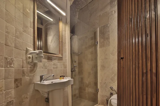 غرفة قياسية بسرير مزدوج، Shoestring Cave House 3/8