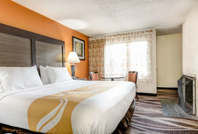 غرفة بسرير كينج بإطلالة على الجبل بشرفة، Quality Inn Creekside - Downtown Gatlinburg 6/10
