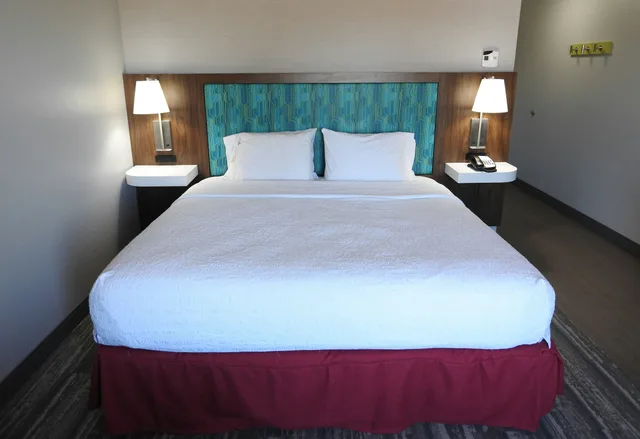 غرفة بسرير كينج، Hampton Inn And Suites Flowery Branch 2/5