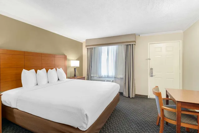 غرفة بسرير كينج لذوي الإعاقة، Best Western Oxnard Inn 2/5