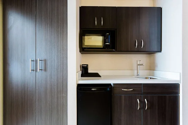 Suite, King Bed, Bay View, Sofa, Kitchenette، Best Western Inn On The Bay 2/2
