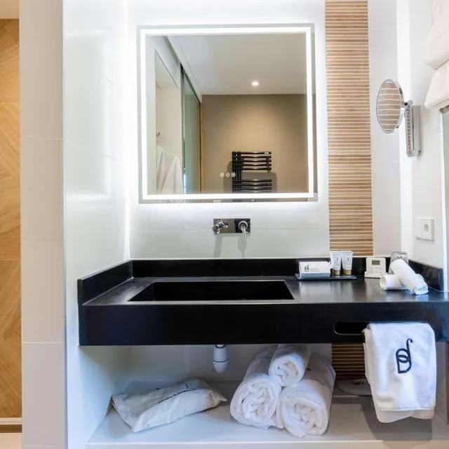Castle, Privilege, King Bed، Domaine de Dolomieu BW Premier Collection 4/4