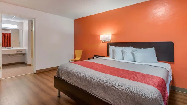 غرفة بسرير كينج، Motel6 Attalla AL 1/3