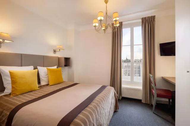 Room, Triple, Queen Bed, Eiffel View، HOTEL SAINT PIERRE 1/1