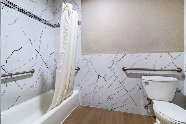 غرفة قياسية بسرير كينج، Scottish Inn Suites Baytown 3/3