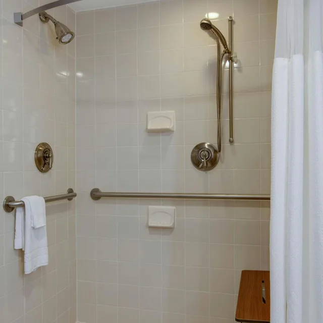 غرفة بسرير كينج بحوض استحمام في طابق مرتفع لذوي الإعاقة، COURTYARD BY MARRIOTT LOGAN AIRPORT 6/7