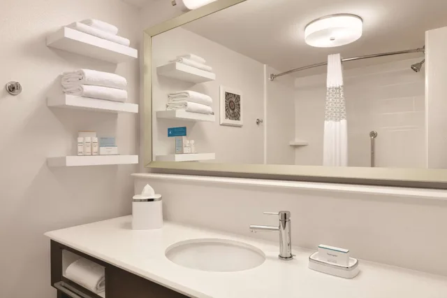 جناح بسرير كينج مع أريكة بحوض جاكوزي، Hampton Inn By Hilton Richmond-North/Ashland 3/4
