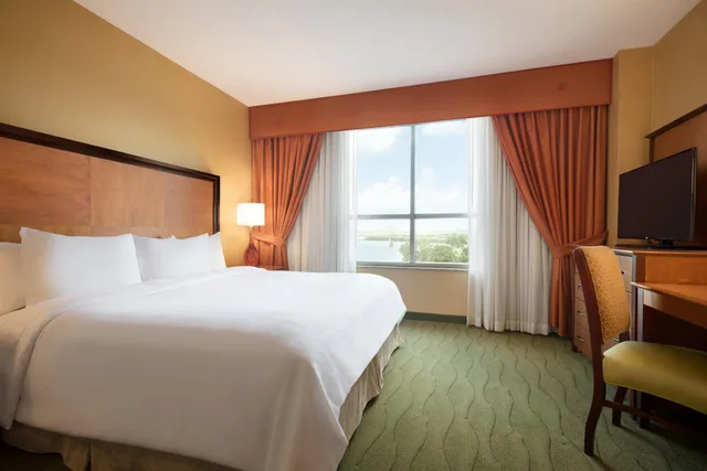 غرفة تنفيذية بسرير كينج، Embassy Suites By Hilton E Peoria Riverfront Conf Center 2/5