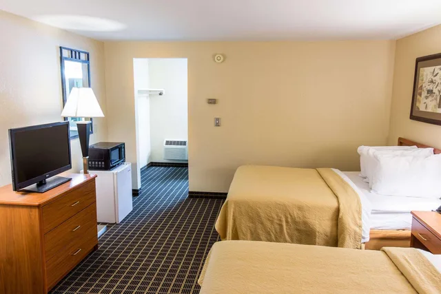 Upstairs, Single, Queen Bed, No Elevator، Quality Inn & Suites Big Rapids near University 5/7
