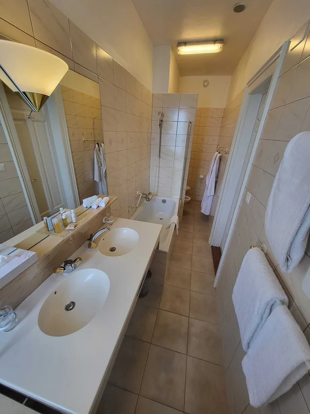 غرفة ديلوكس بسرير كوين بإطلالة على البحيرة بشرفة، Eden Palace Au Lac 8/8