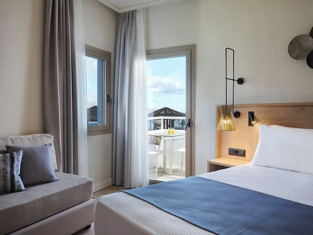 غرفة بسرير كوين بإطلالة على البحر مع أريكة، Atlantica Ocean Beach Resort 1/4