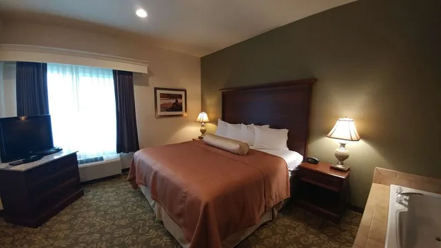 جناح بسريرين كينج مع أريكة بمطبخ، Best Western Salbasgeon Inn & Suites Of Reedsport 2/4