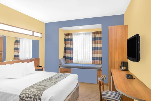 غرفة قياسية بسرير كوين، Microtel Inn & Suites By Wyndham Chili /Rochester Airport 2/2