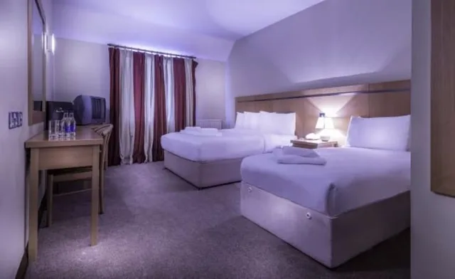 غرفة مفردة بسرير فردي، Queens Hotel And Nightclub 2/3