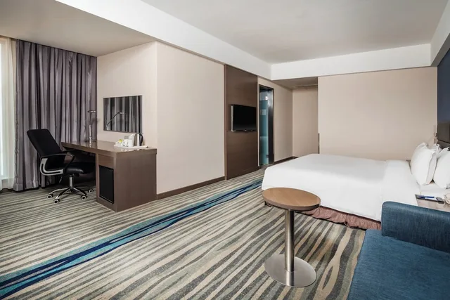Suite, King Bed, Atrium View, Holiday Inn Express SHENYANG NORTH STATION 2/7