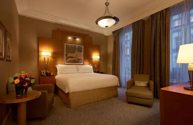 جناح جونيور، The Savoy Hotel 3/9