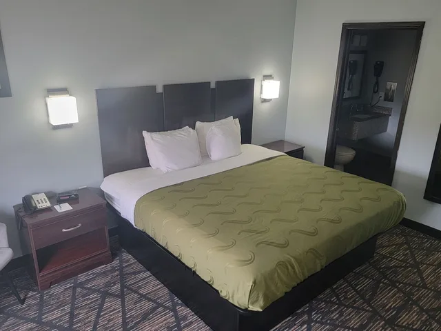 غرفة بسرير كينج لذوي الإعاقة، Quality Inn Grand Rapids Near Downtown 2/3