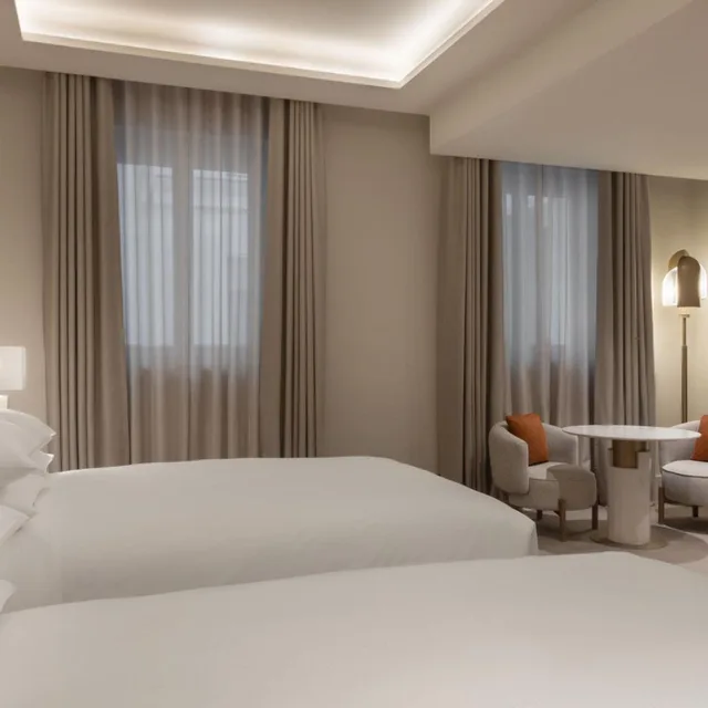 غرفة ديلوكس بسريرين كوين بإطلالة على الفناء، JW Marriott Hotel Madrid 3/8