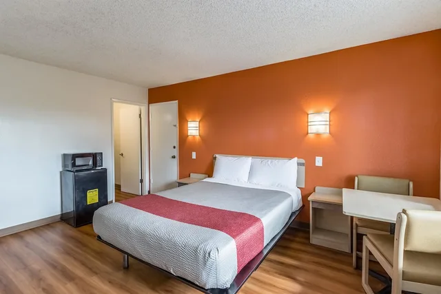 غرفة قياسية بسرير كوين، Motel6 Beaverton, OR 4/7