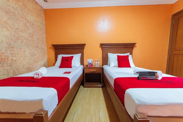 غرفة قياسية بسريرين منفصلين، RedDoorz Plus @ Starhomes Olivianville 2/4
