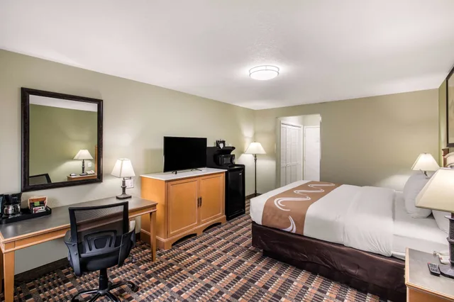 غرفة قياسية بسرير كينج، QUALITY INN AND SUITES PLANO EAST RICHARDSON 9/10