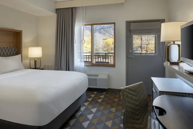 غرفة بسرير كينج بإطلالة على الجبل يُسمح فيها بالحيوانات الأليفة، Holiday Inn Steamboat Springs 8/10