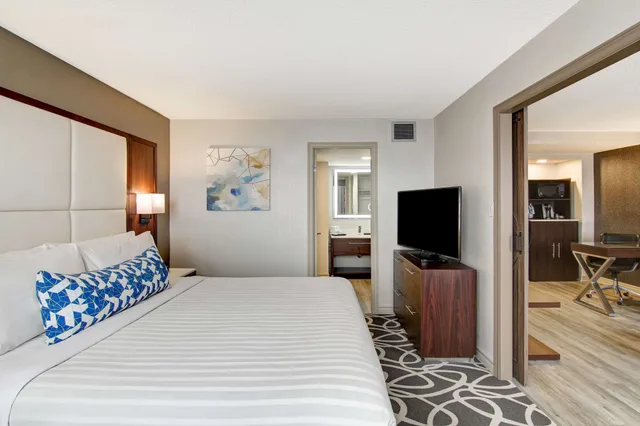 Lifestyle, Suite, King Bed, Sofa، The Park Hotel London 8/10