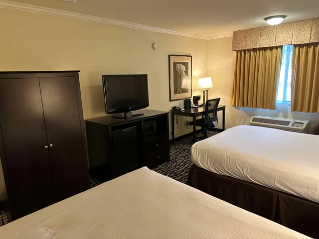 غرفة بسريرين كوين بجاكوزي، Best Western Plus Inn Of Hayward 5/8