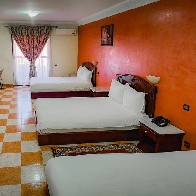 غرفة ثلاثية، Hotel Les Ambassadeurs 4/6