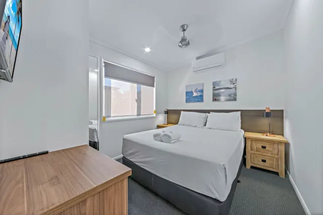 2 Bedrooms, Deluxe, Cabin, Discovery Parks - Airlie Beach 1/3