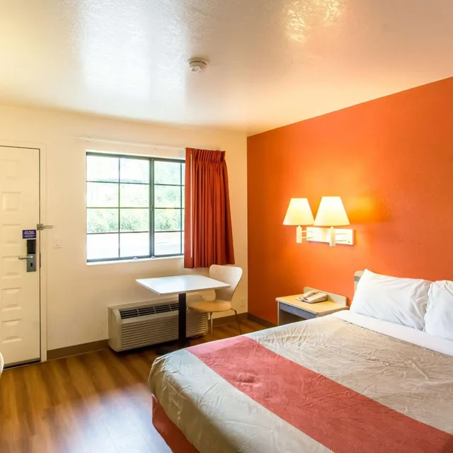 1 Queen Bed - Micfridge، Motel6 Redding, CA - North 1/10
