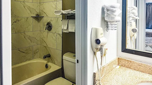 غرفة ديلوكس بسرير كينج للمدخنين، Studio6 Suites Dallas, TX - Loop 12 West 5/5