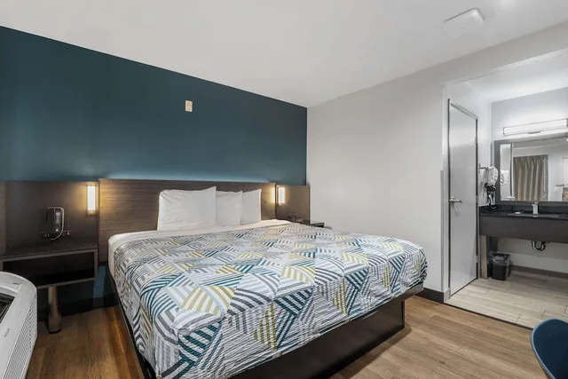 غرفة قياسية بسرير كينج، Studio6 Suites Escondido, CA 2/3
