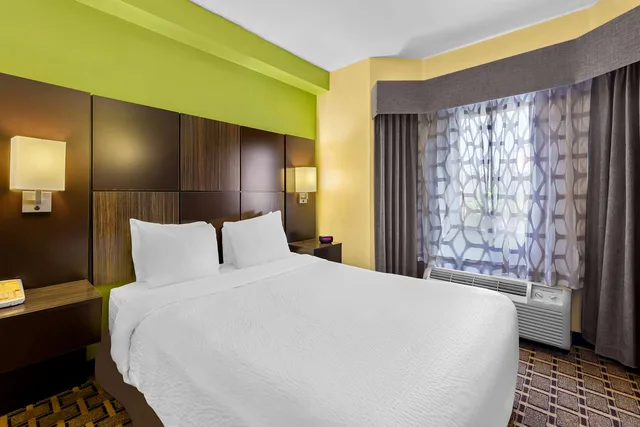 جناح بسرير كوين مع أريكة، Best Western Knoxville Suites - Downtown 1/4