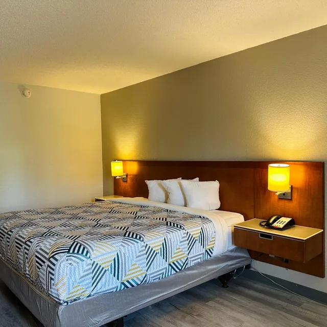 1 King Bed - Non-Smoking, Micfridge، Motel6 Forrest City, AR 2/8
