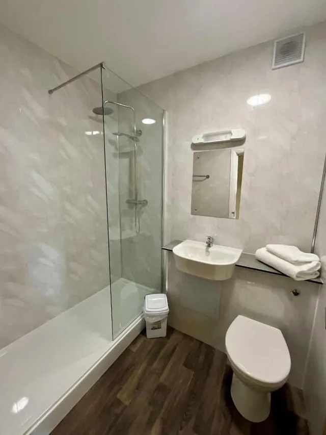 غرفة قياسية رباعية بسرير مزدوج مع أريكة، Britannia Inn Glasgow 8/10