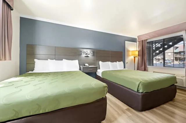 غرفة بسريرين مزدوجين، Econo Lodge Inn & Suites Heavenly Village Area 2/10