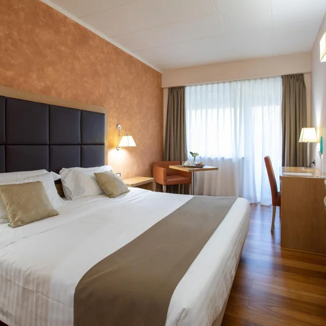 غرفة بسرير كينج بشرفة، PALACE DEL CONERO HOTEL 3/10