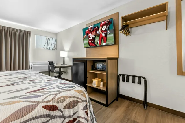 غرفة ديلوكس بسرير كينج، Red Roof Inn Huntsville, AL 1/4