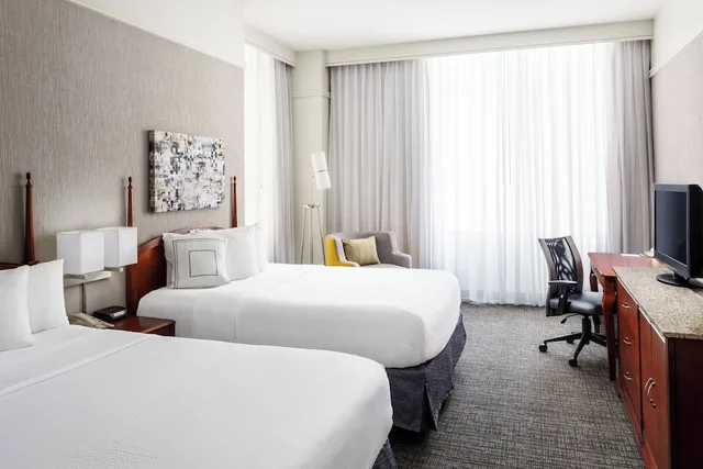 Room, 2 Queen Beds, Accessible, Courtyard Houston Downtown Convention Center 1/3