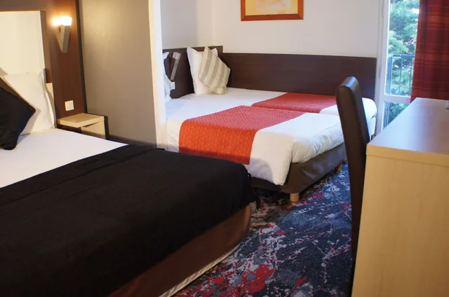 غرفة رباعية بسرير مزدوج وسريرين منفصلين، Hotel the Originals Annonay Est La Siesta 4/9