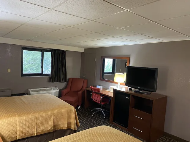 جناح سيغنتشر بسريرين مزدوجين، Economy Inn North Randall 6/10