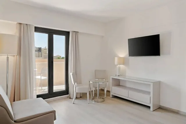غرفة عائلية بسريرين منفصلين بإطلالة جزئية على البحر مع أريكة، Vila Gale Isla Canela 10/10