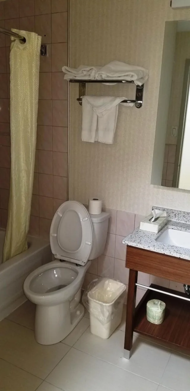 غرفة بسرير كينج وسرير كوين، Baymont By Wyndham Montreal Airport 10/10
