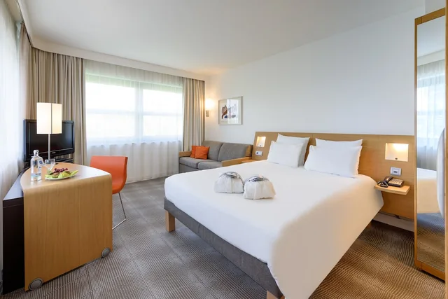 غرفة تنفيذية بسرير مزدوج مع أريكة، Novotel Aachen City Hotel 4/10